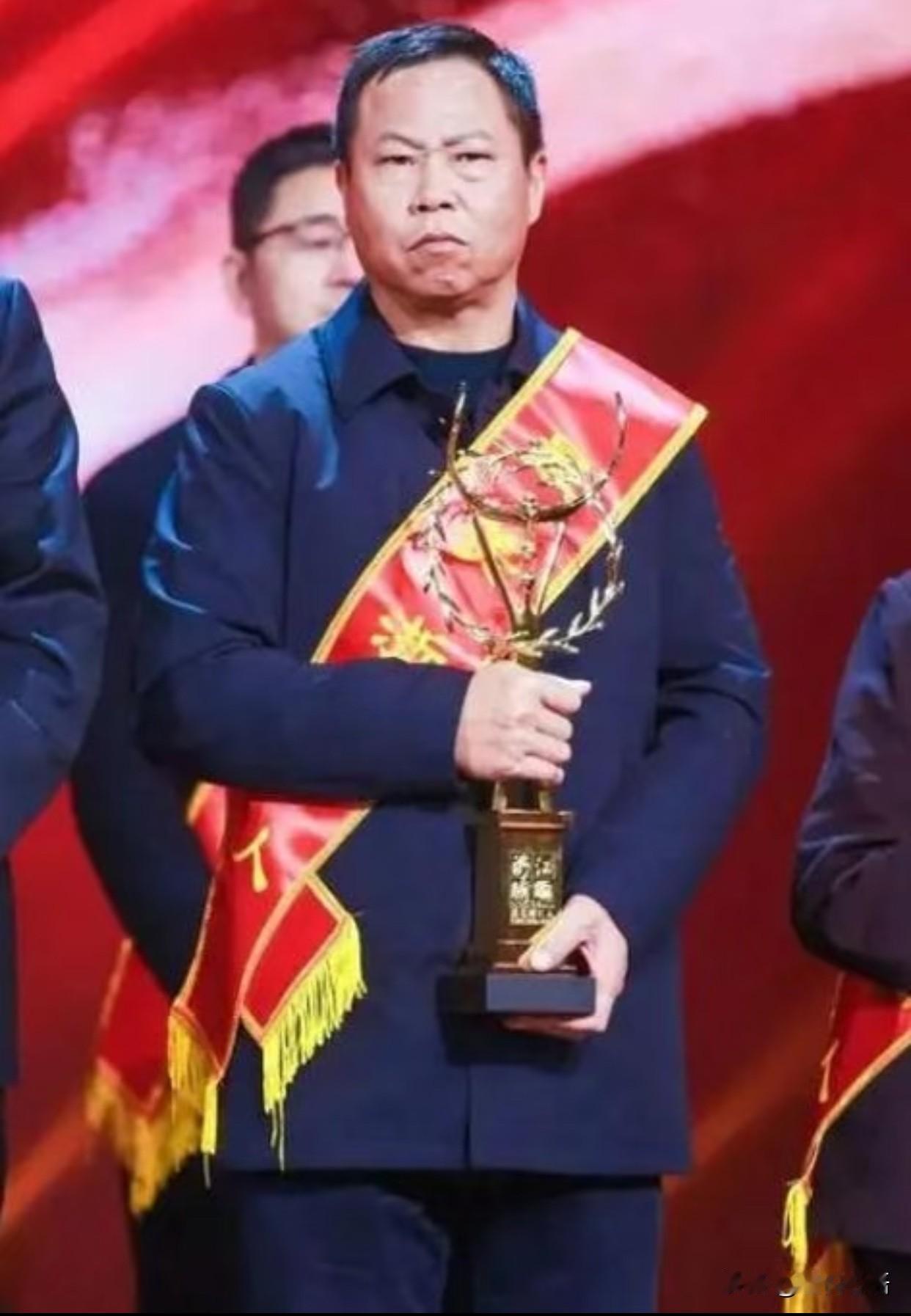 浙江船老大忍痛斩36万蟹笼勇救16名外籍船员，太帅了！东海捕蟹的清晨，58