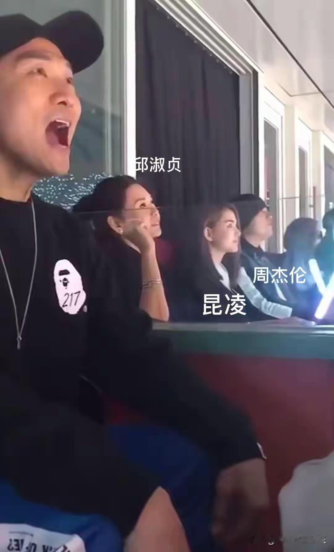 岁月从不败美人，邱淑贞和昆凌周杰伦一起看演唱会，没想到五十多岁的邱淑贞居然比三十