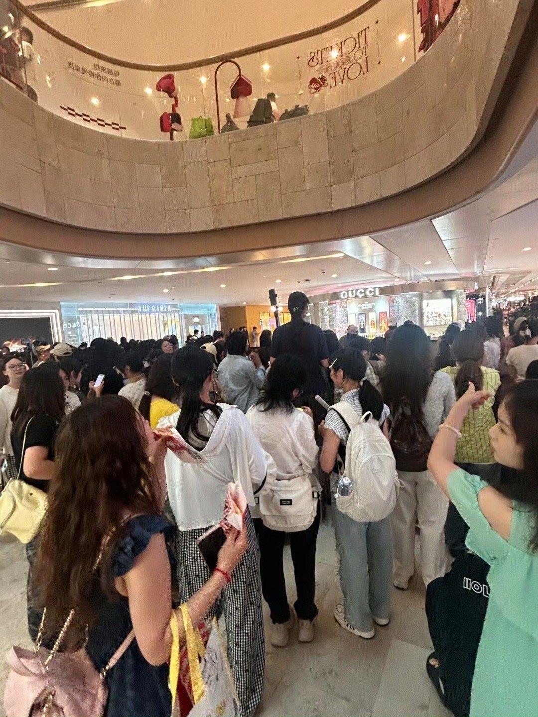 张凌赫南京活动现场人气来感受张凌赫南京活动现场人气整个商场层层被包围，太🔥了