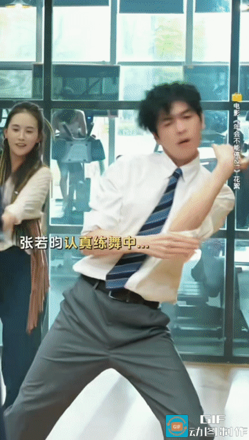 网友说，张若昀夫妇在唱跳上真是势均力敌。张若昀很严肃而且一本正经的说:我不觉