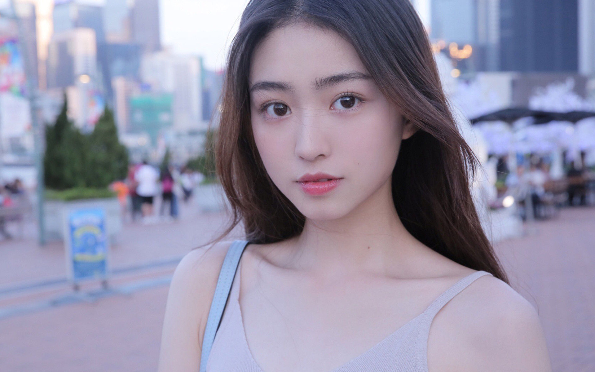 笑话：女子和丈夫吵架了，自己跑回了娘家，丈夫追了过来，要把女子接回家里去，女子却