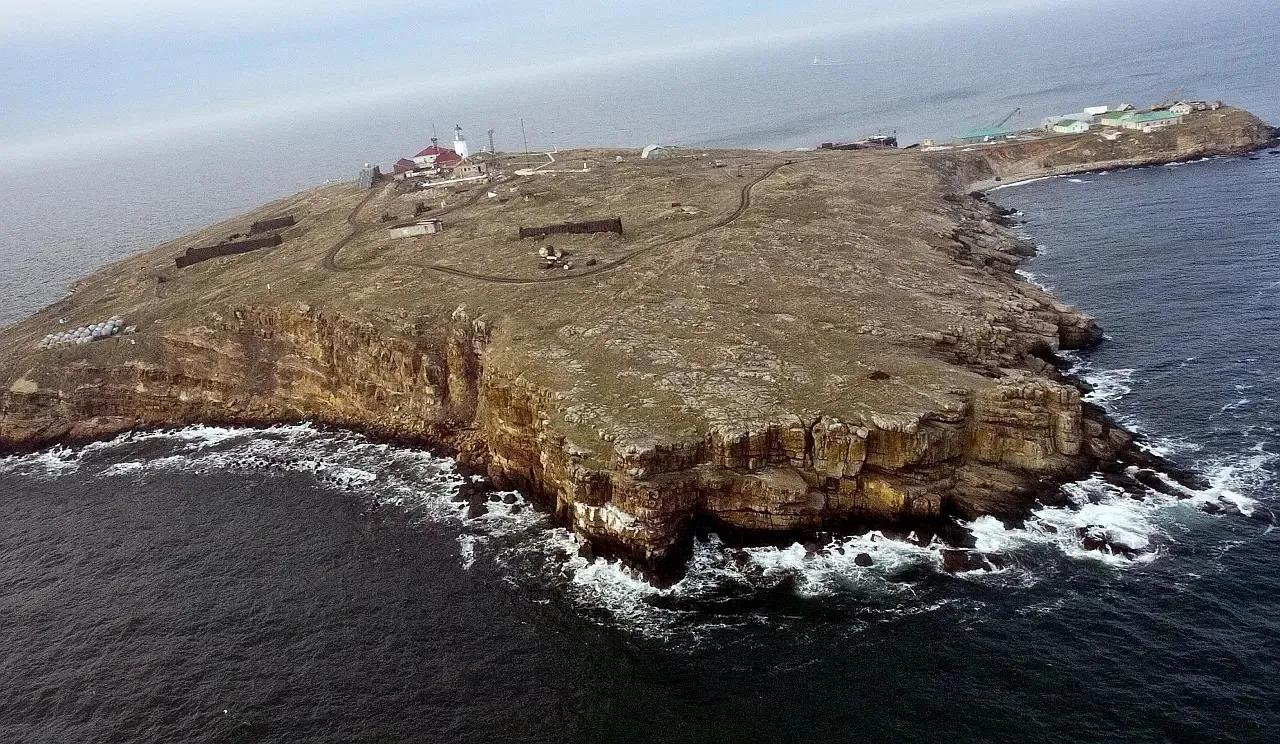 靠近敖德萨港的蛇岛自去年夏天以来就未出现在战事报告中，但从3月9日起，它再次引起