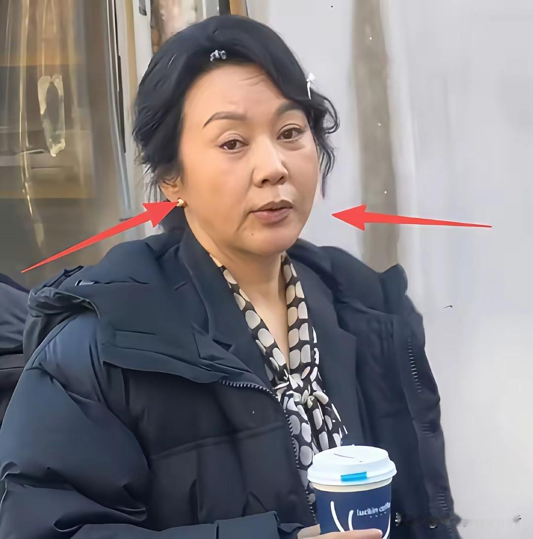不化妆的闫妮真的太真实了，看起来确实是54岁的模样。闫妮最近在沈阳拍戏，经常被