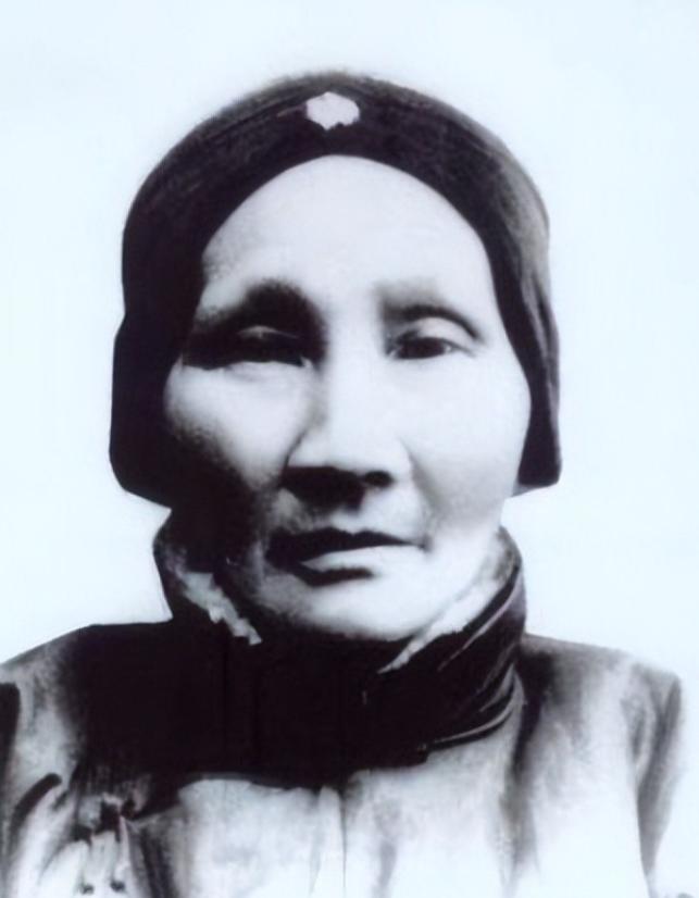 她是清末寡妇尼姑，难耐寂寞半路还俗嫁人，生下一子祸害中国至今。她就是王采玉。