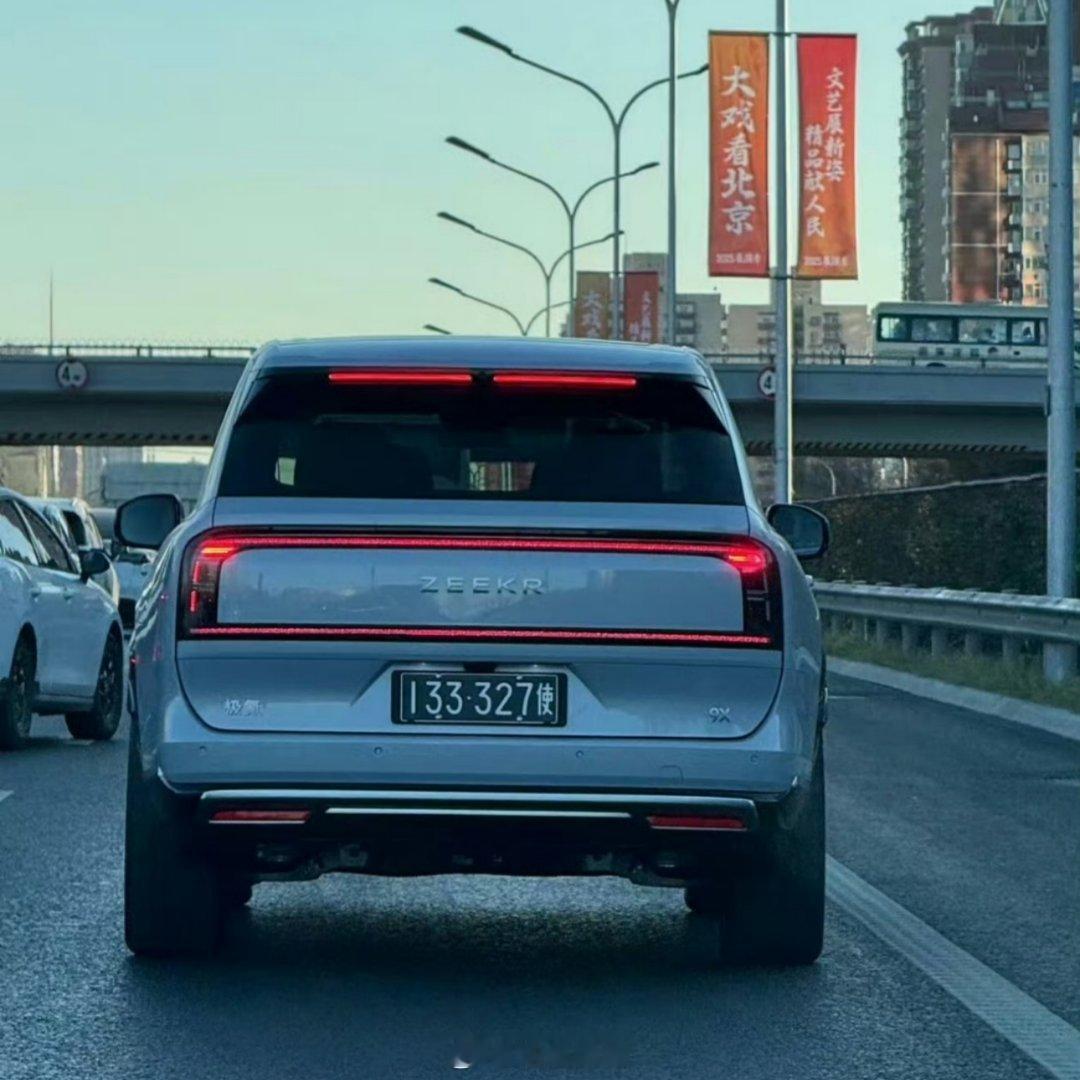 有网友拍到极氪9X当使馆车，不得不说啊，黑牌确实顺眼好看多了让我看看是谁这么有品