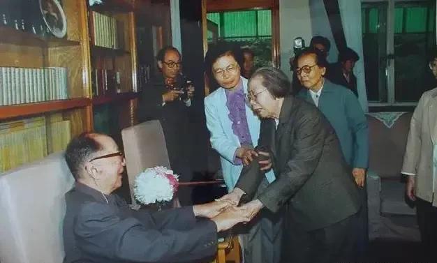 “聂帅，请保重！”这是1989年，85岁的邓颖超登门看望聂荣臻时说的话！19