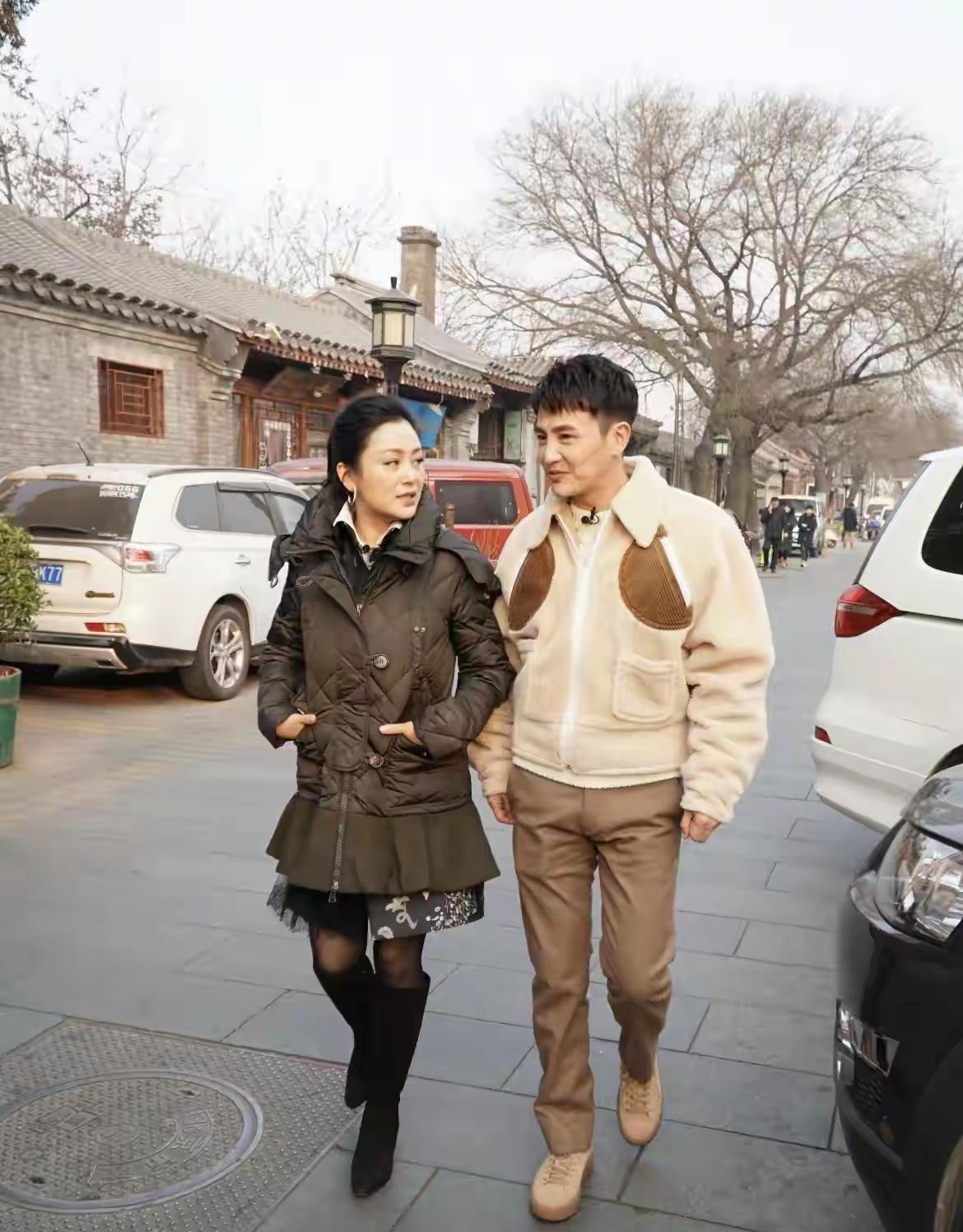 陈凯歌老婆穿得还挺阔，远看还是很哇塞的！普通人远看都比近看要漂亮，更别说陈红这样