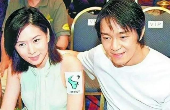 2010年，周星驰与于文凤分手。周星驰说：“我们在一起12年，我给你2100万分手费，我们好聚好散。