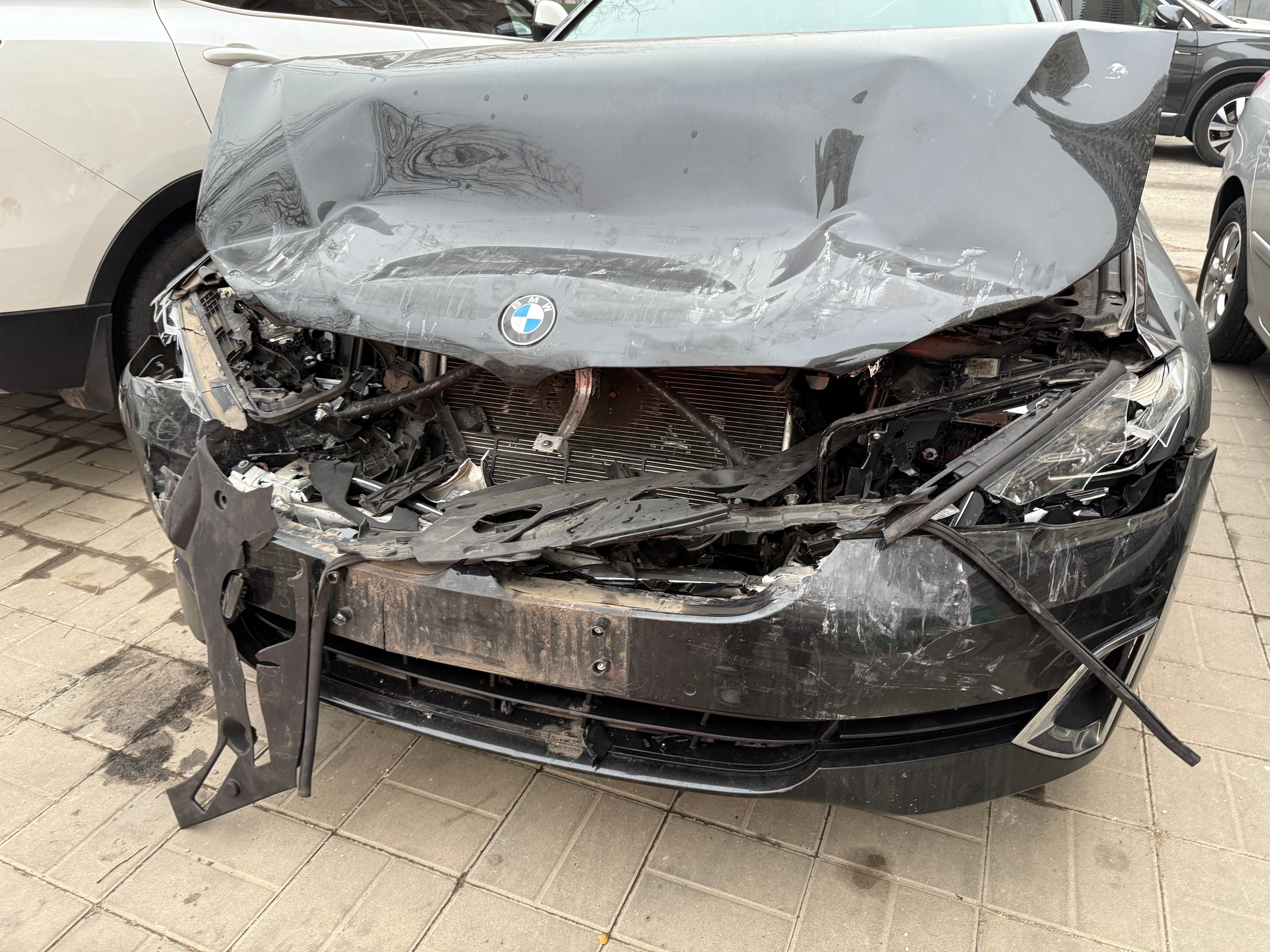 反直觉的是，有时撞的严重，但不一定弹气囊，因为G值可能不高