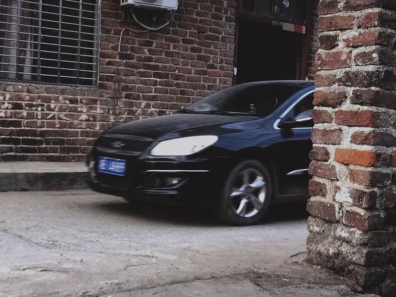 车子在原地疯狂晃动了整整两分钟，男人铁青着脸举着手机录下了这一切。他身后站着他亲