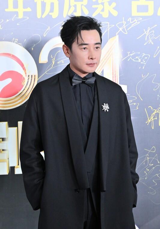 罗晋爸走了，他现在正忙着办后事。网上却开始传他和唐嫣离婚了。真真假假，谁信谁