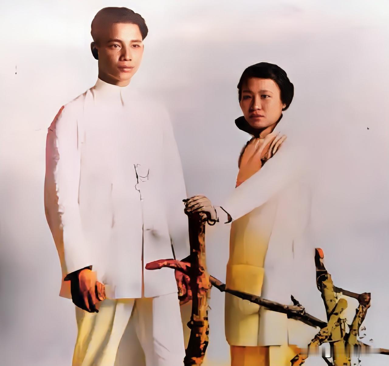 这是汪精卫和陈璧君结婚时的一张老照片，拍摄于1912年的上海。这并非演员饰演的，