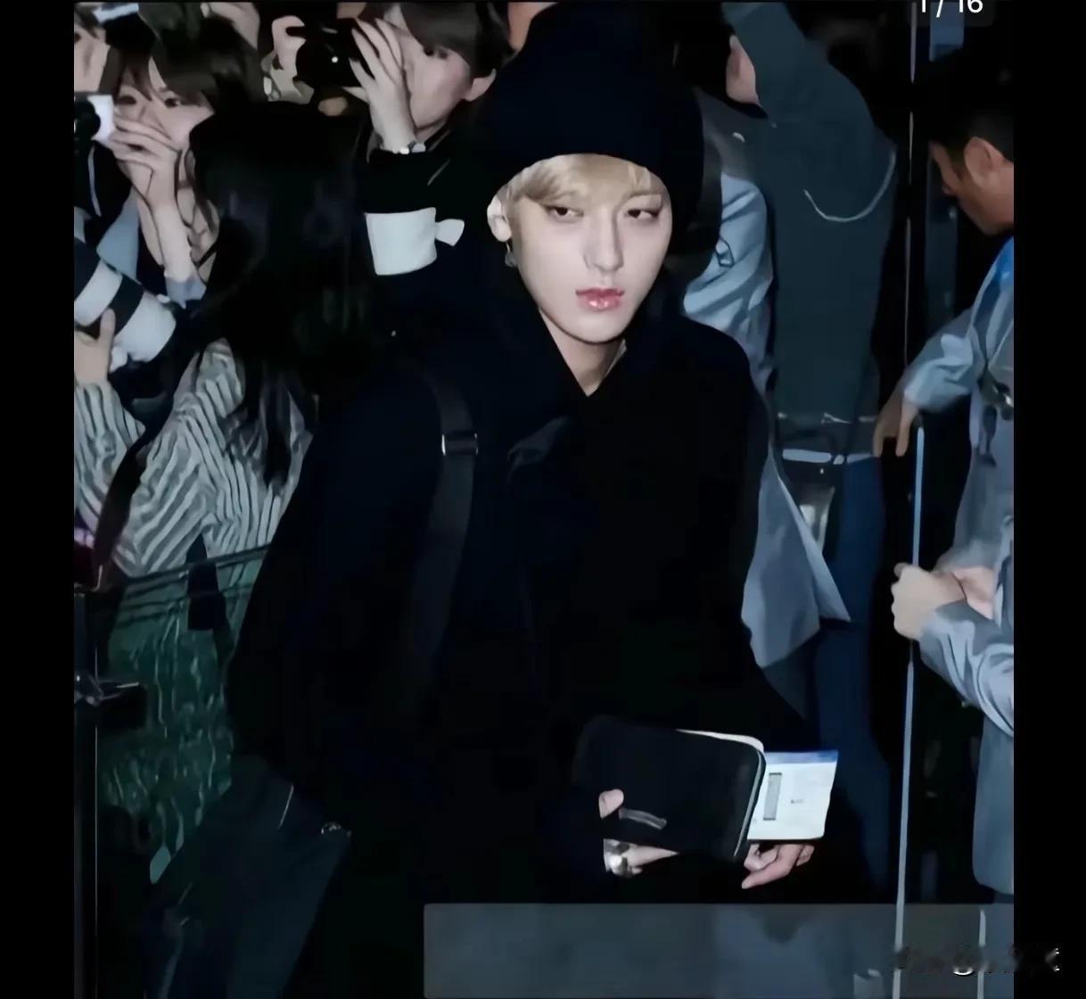 黄子韬的路线总归走偏了！刚出道的时候，他走的是偶像路线，帅气的颜值，让人忍不住