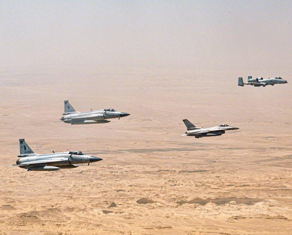 2026年才开始，“枭龙”意外成为国际军贸市场大黑马，不少媒体报道称已经有多国排