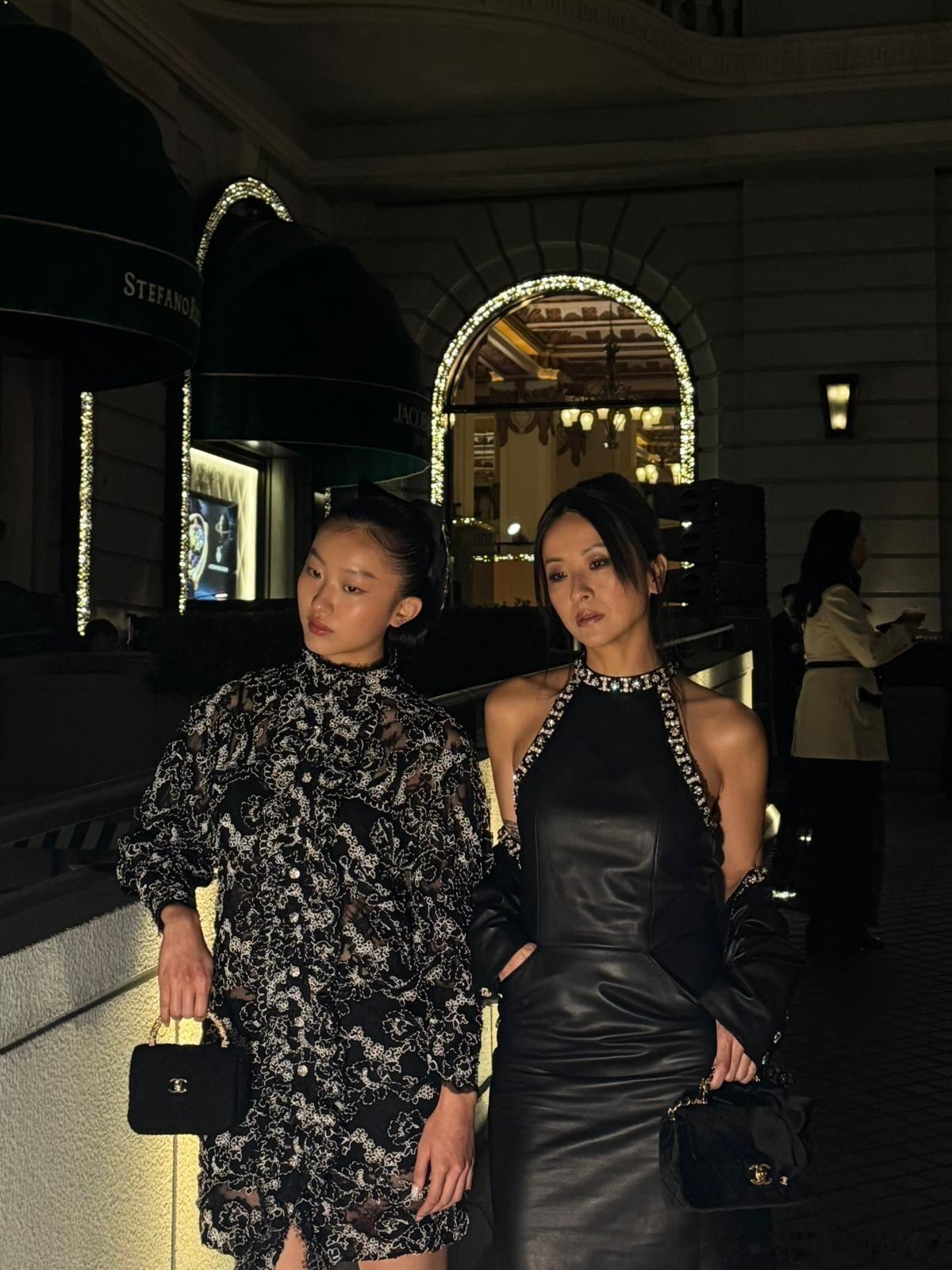 陈奕迅妻女晚宴照陈奕迅妻女出席晚宴陈奕迅妻女晚宴照，分明是姐妹俩