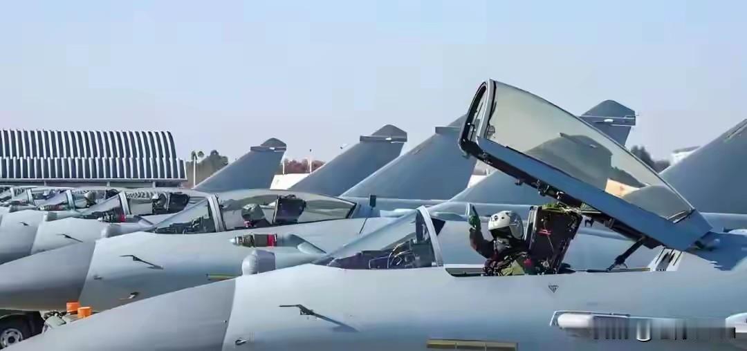 中国空军现役约2500架飞机是亚洲最大空军中国空军现役约2500架飞机，歼