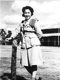 1944年，腾冲悬崖上，她抱着只剩两发子弹的步枪，背后49名伤员在呻吟，而日军搜