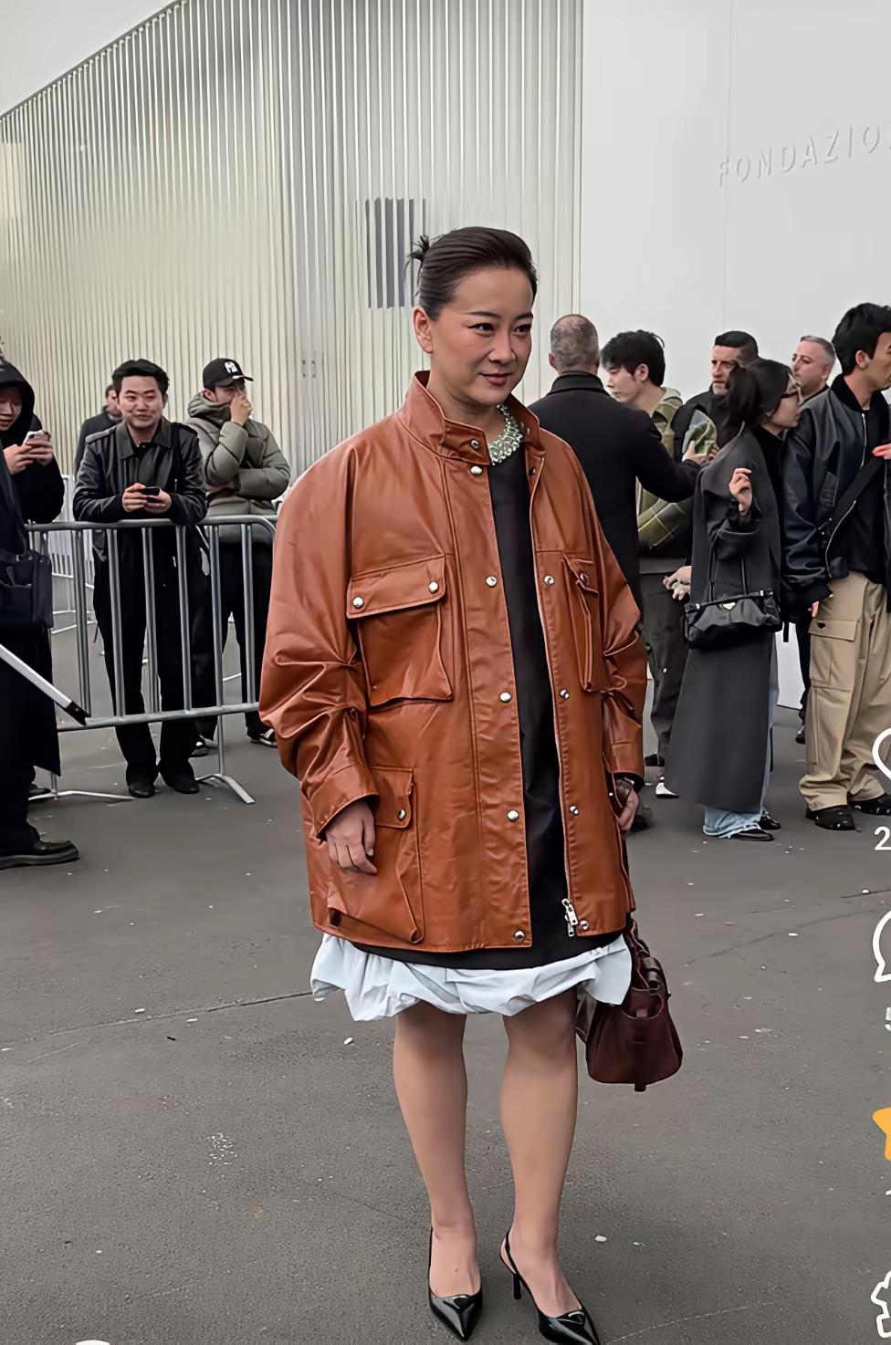 贾玲米兰时装周遭群嘲，43岁转型翻车？其实大家都搞错了重点！一身Prada