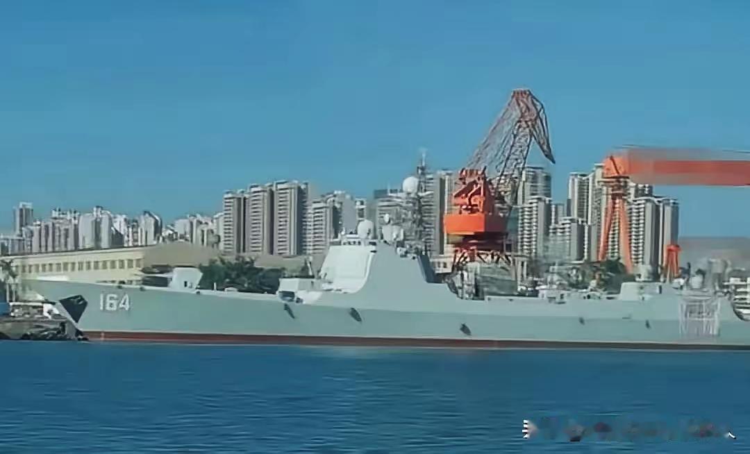 164桂林舰，修好了！准备返回出事海域继续执行巡逻任务！军舰的钢材真是硬！规