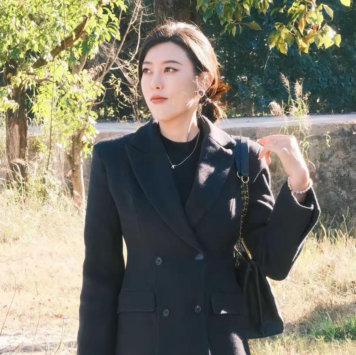 “囚徒困境”是博弈论中一个非常经典的模型，它揭示了一个令人沮丧的现实：个体理性的