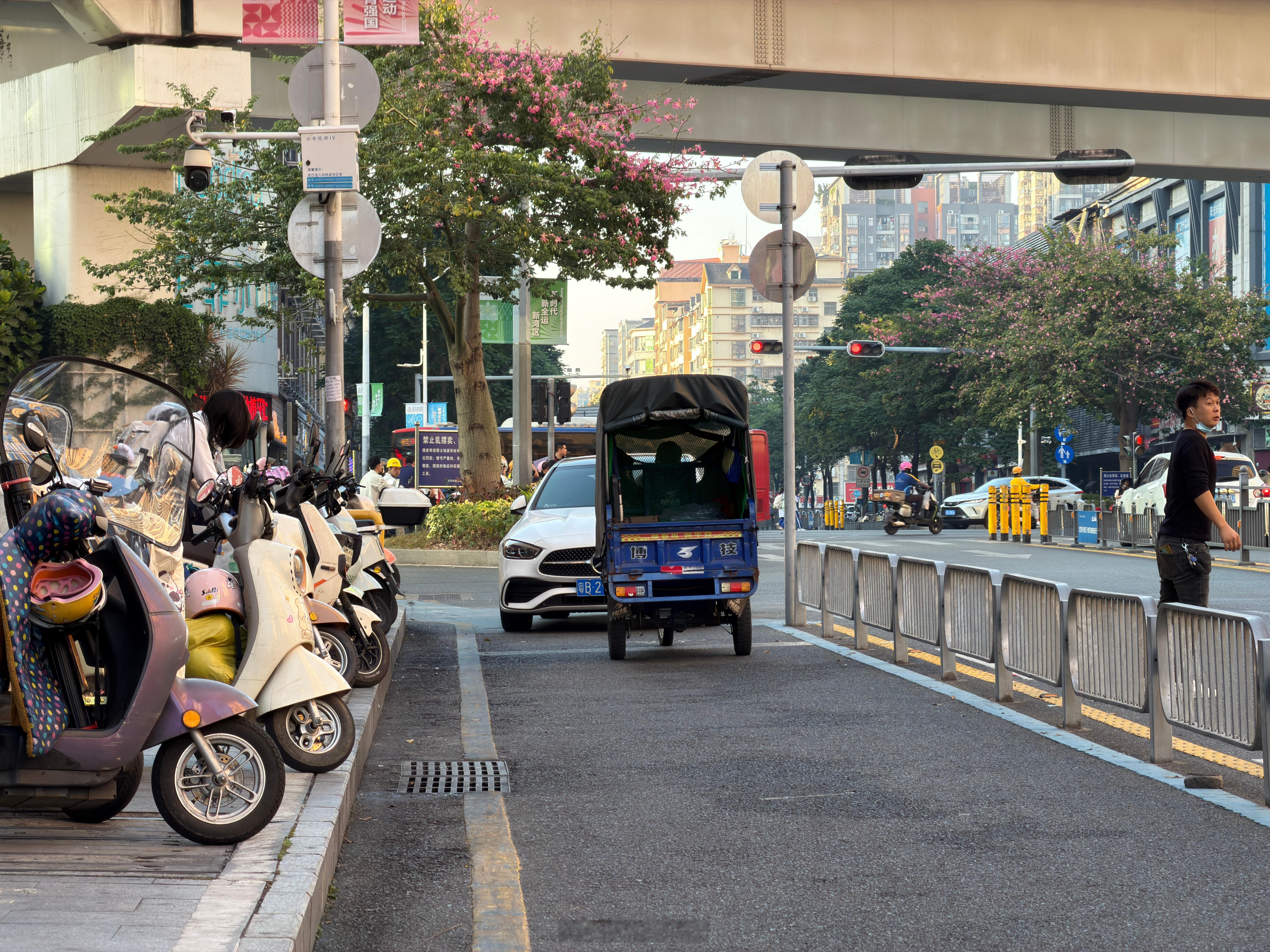 一辆奔驰把路堵住了，车里没人，这样合理吗？