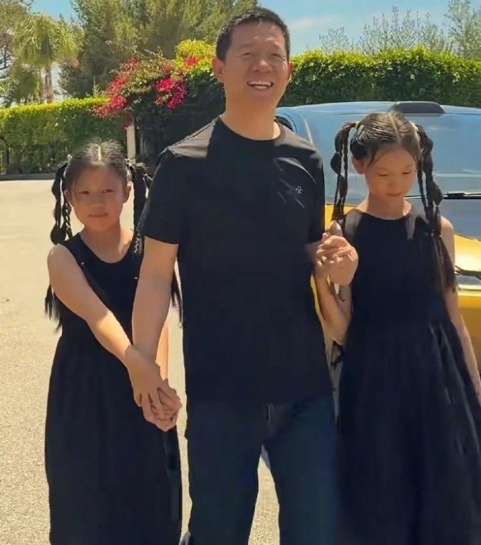 难得啊！甘薇把三个孩子送到美国去见爸爸贾跃亭，而贾跃亭也已经半年没和儿女们团聚了
