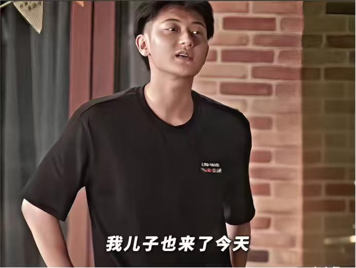 黄子韬：“我儿子也来了今天。”众人震惊。黄子韬：“吴彤给我请过来的，我龙