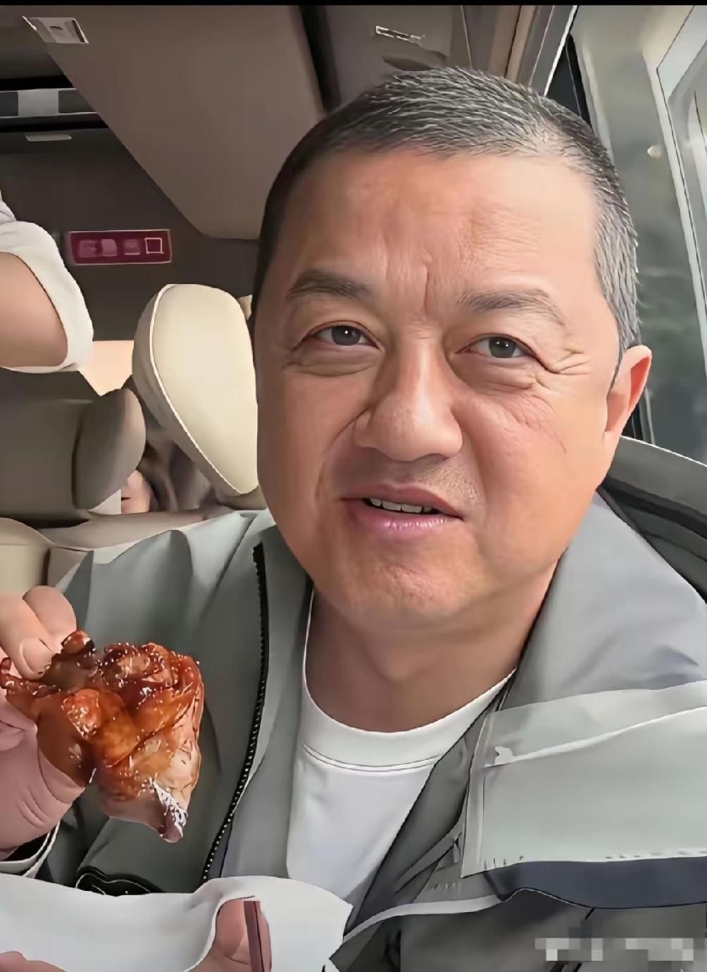 现在才明白为什么王菲离开李亚鹏了。李亚鹏论各方面都配不上王菲，感觉他俩始终没在一