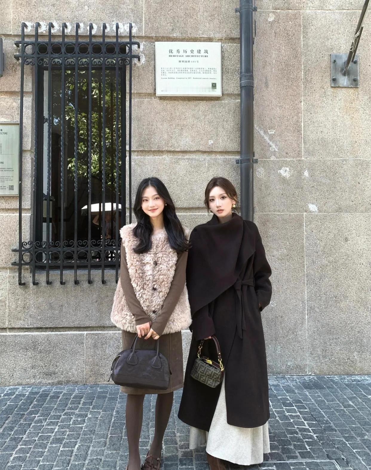 韩系闺蜜冬日穿搭，高级感藏在细节里这对闺蜜的冬日穿搭也太会了！主打简约的棕