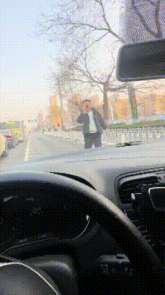 人长得不咋地还爱折腾，这可就是你的不对了。网友开车时发生了小刮擦，照理说各回各