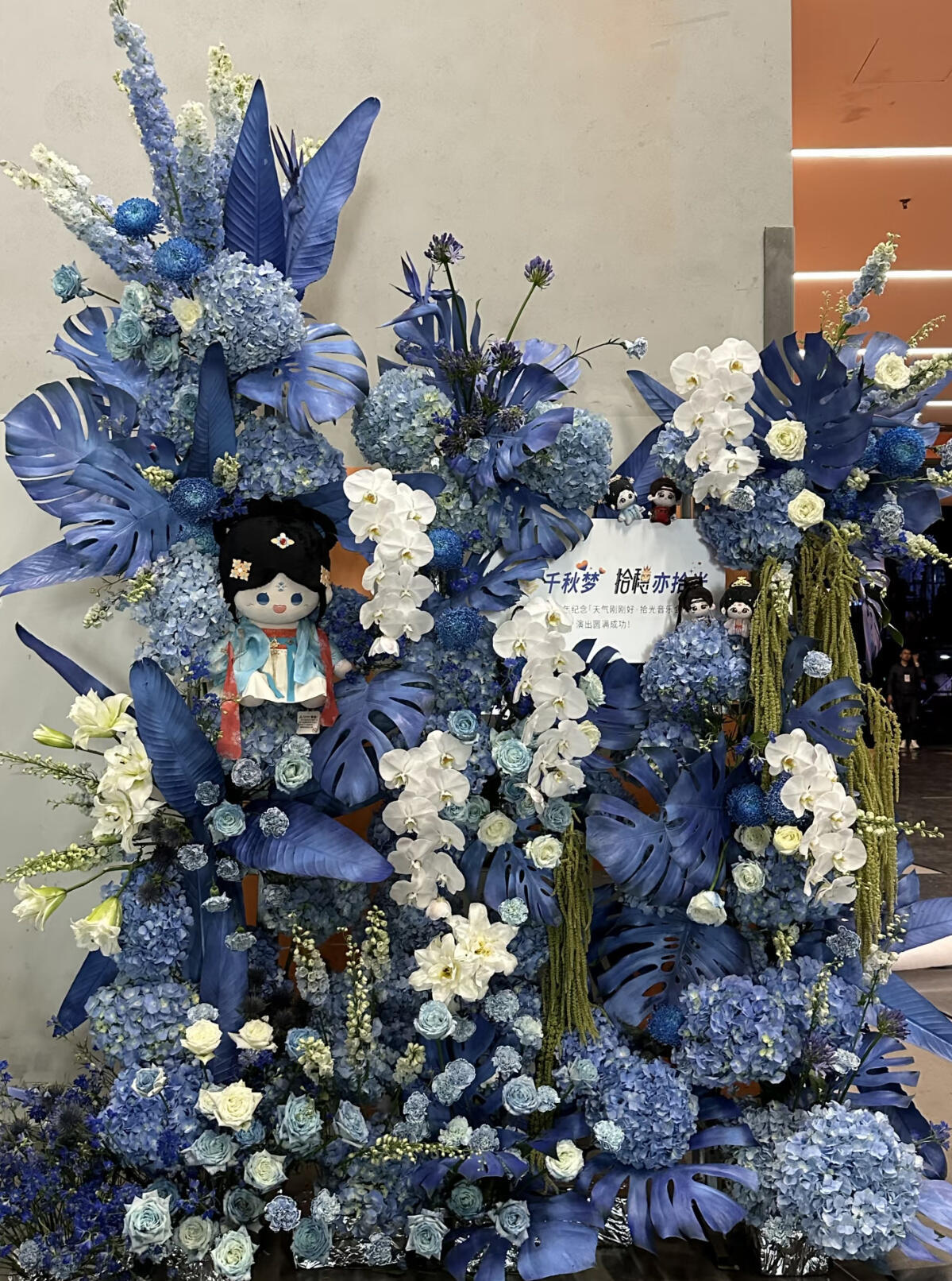 原来有这么多人送白鹿花篮谁懂啊！一进后台走廊直接被震撼到，长长的走廊两边全是花