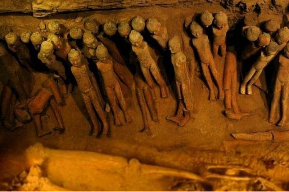 你以为古代殉葬的人，被封进墓穴后就坐着等死，实际上他们为了活下去会尝试所有办法，