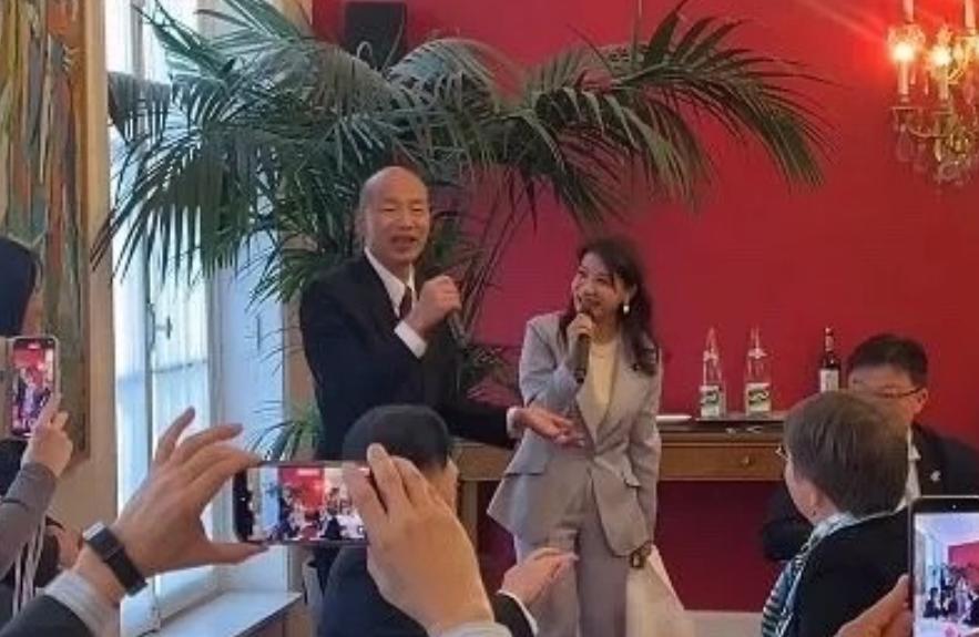 韩国瑜一行窜访法国，居然跟梁文杰的老婆、绿营民代林楚茵合唱。这是今天（13日