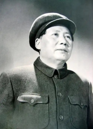 1969年，一天深夜，周总理急忙敲开了毛主席的房门，带来了一个不好的消息，没成想