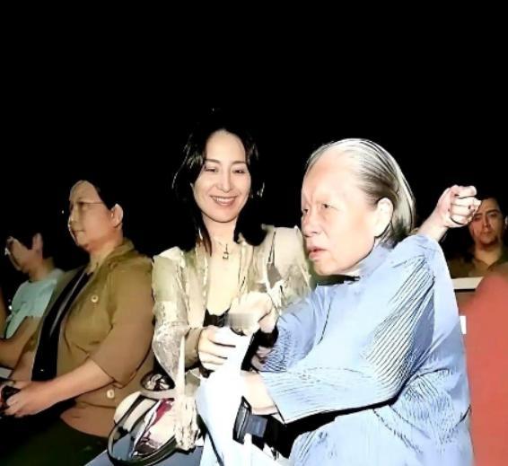 何超琼的保姆晶姐，干了48年，递了辞职信。何超琼没多说，直接把一套价值1.2亿的