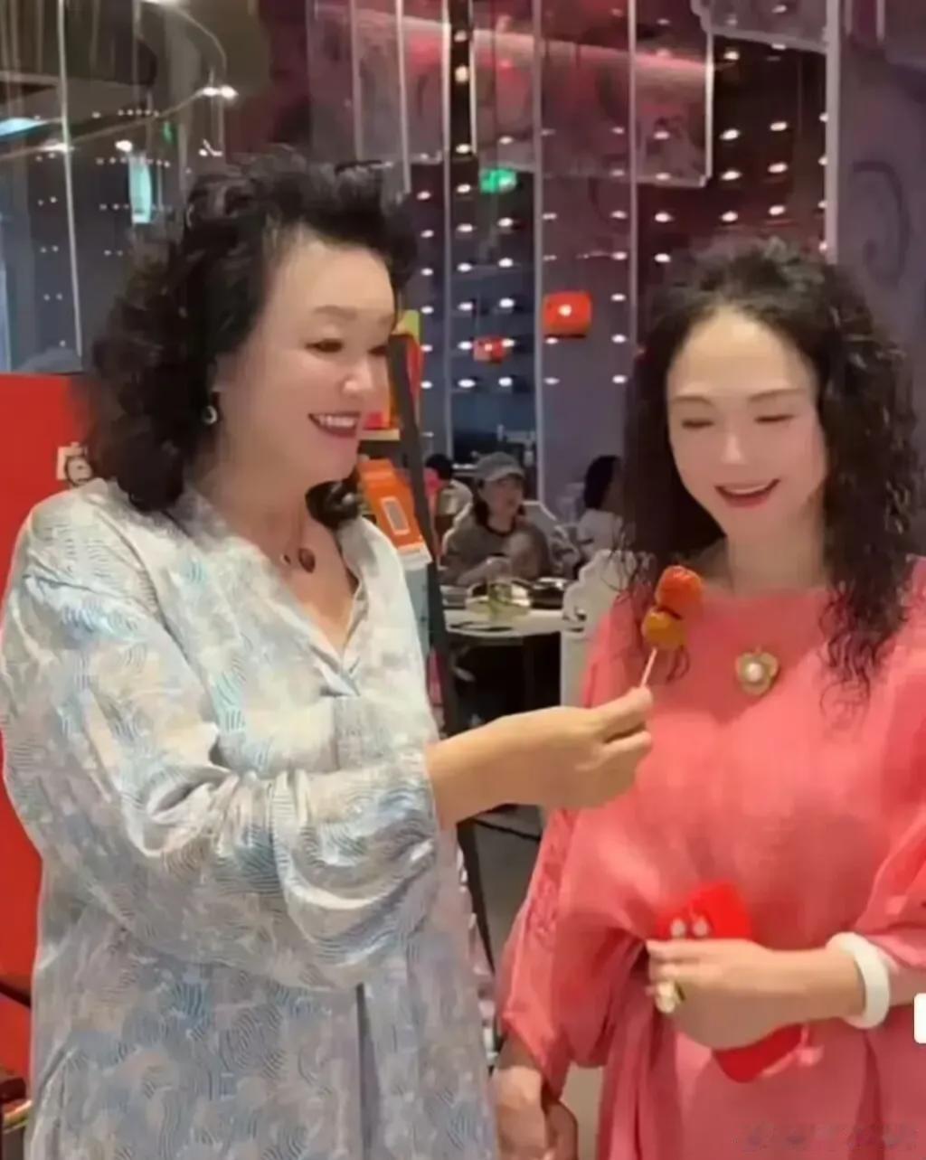 兰姐现在回湾湾也变得很低调，不会拍照，更不会发视频。她自己悄悄的来，悄悄的回北京