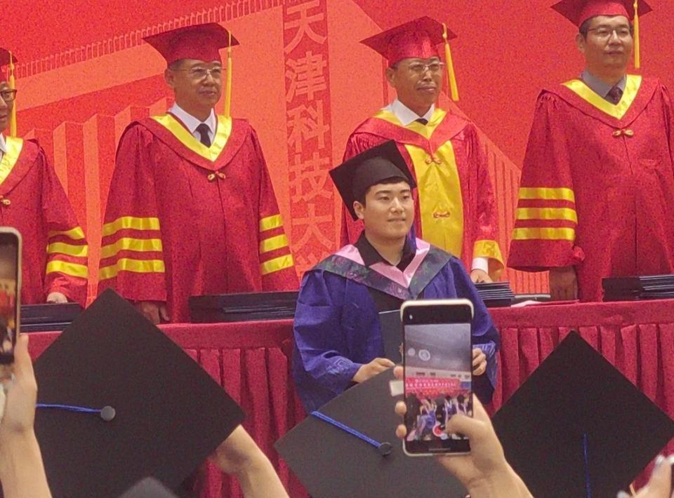 恭喜甜甜研究生毕业，天津科技大学给足了梁靖崑排面，别人都是一波一波颁发毕业证、拨