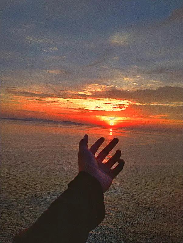 “荒野求生”爆火不是偶然。就说湖南张家界的“七星山杯”荒野求生挑战赛，百余名爱好