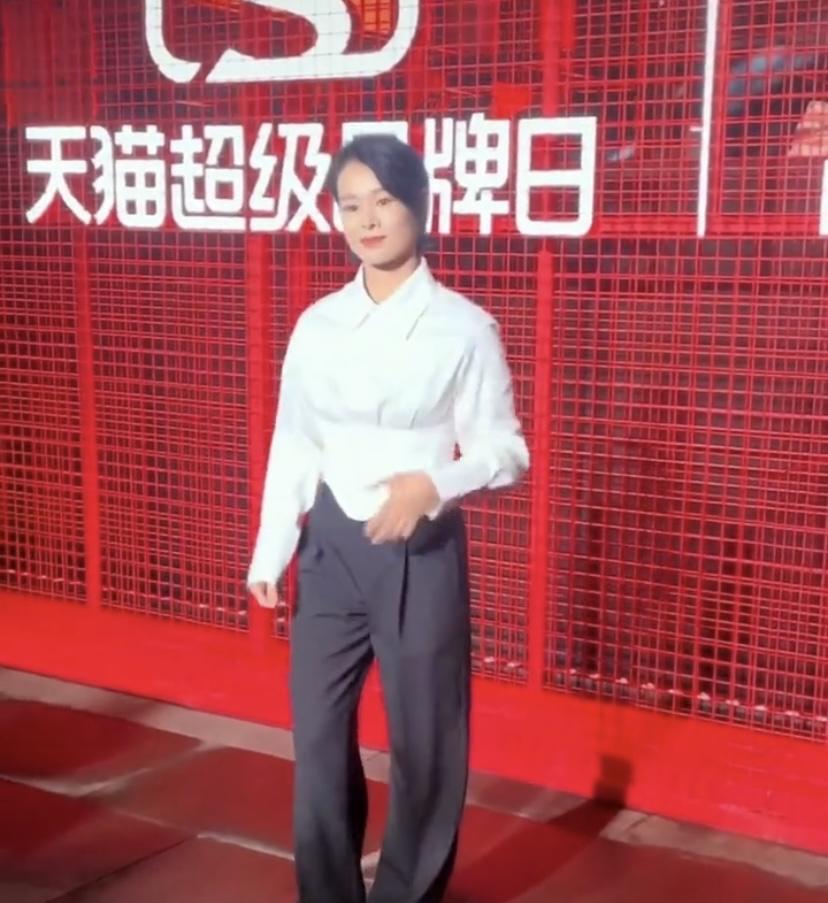 胡杏儿参加线下活动的事儿还挺有意思。之前网友“一叮ing”晒出她为某品牌活动站