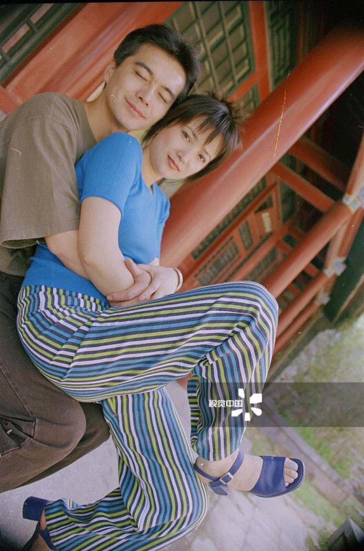 当年何晴貌似不怎么爱打扮呀，朴素无华的衣着外加一双老土高跟鞋。不过那年许亚军还很