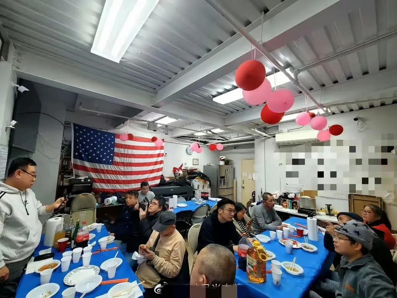 润人们在美国聚会吃大餐，还不忘拍个照片发到社交平台上显摆。看现场我感觉应该是