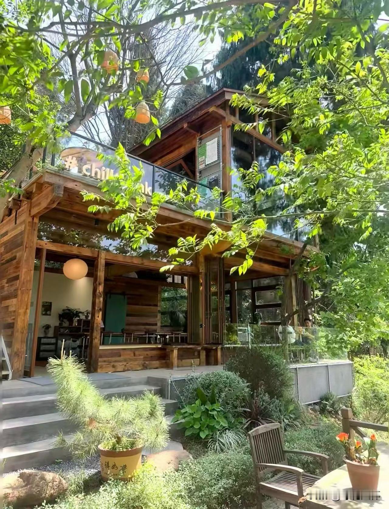 王花花喝酒喝酣时，会情不自禁翻来覆去讲她的过去，当然，她讲的次数太多了，我们也都