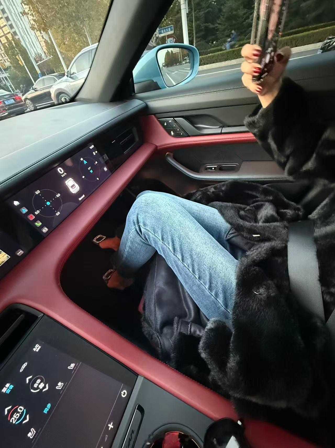 今儿我车被一哥们借走了。还以为他有啥要紧的事儿呢，结果……甩来这么一张图。你说你