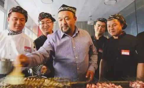 1992年，一名新疆男子退伍后，被分到供销社上班，给当地百姓赊账10000多元货