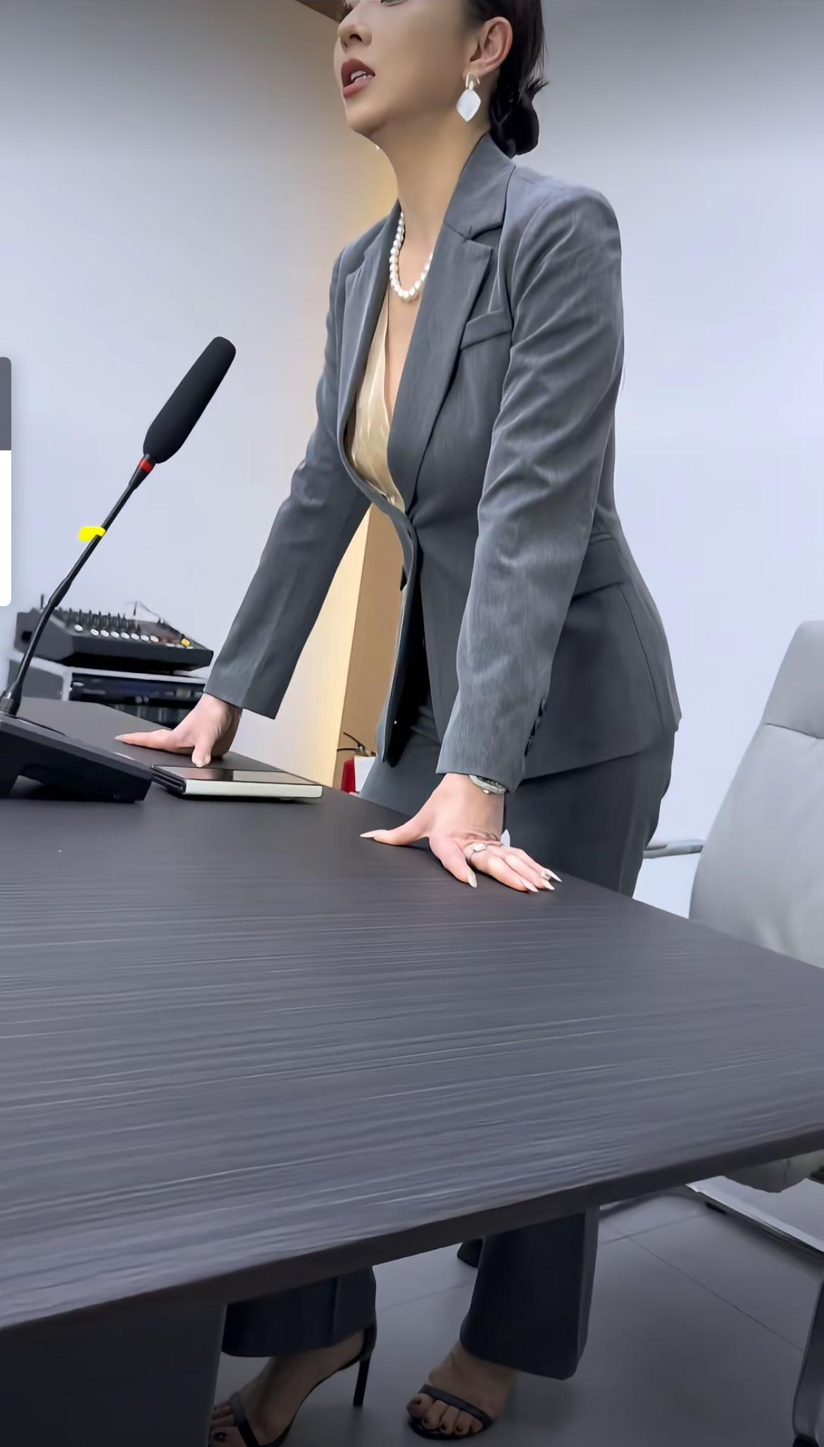 女主管发飙，全得留下来加班！