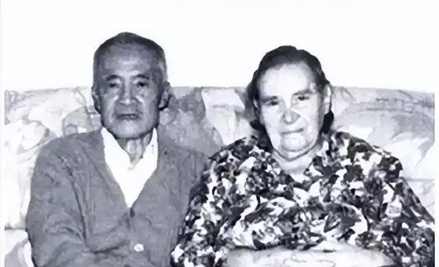🌞1997年，中国银行内部查账时，竟发现周总理账户，在30年前存了1.2万