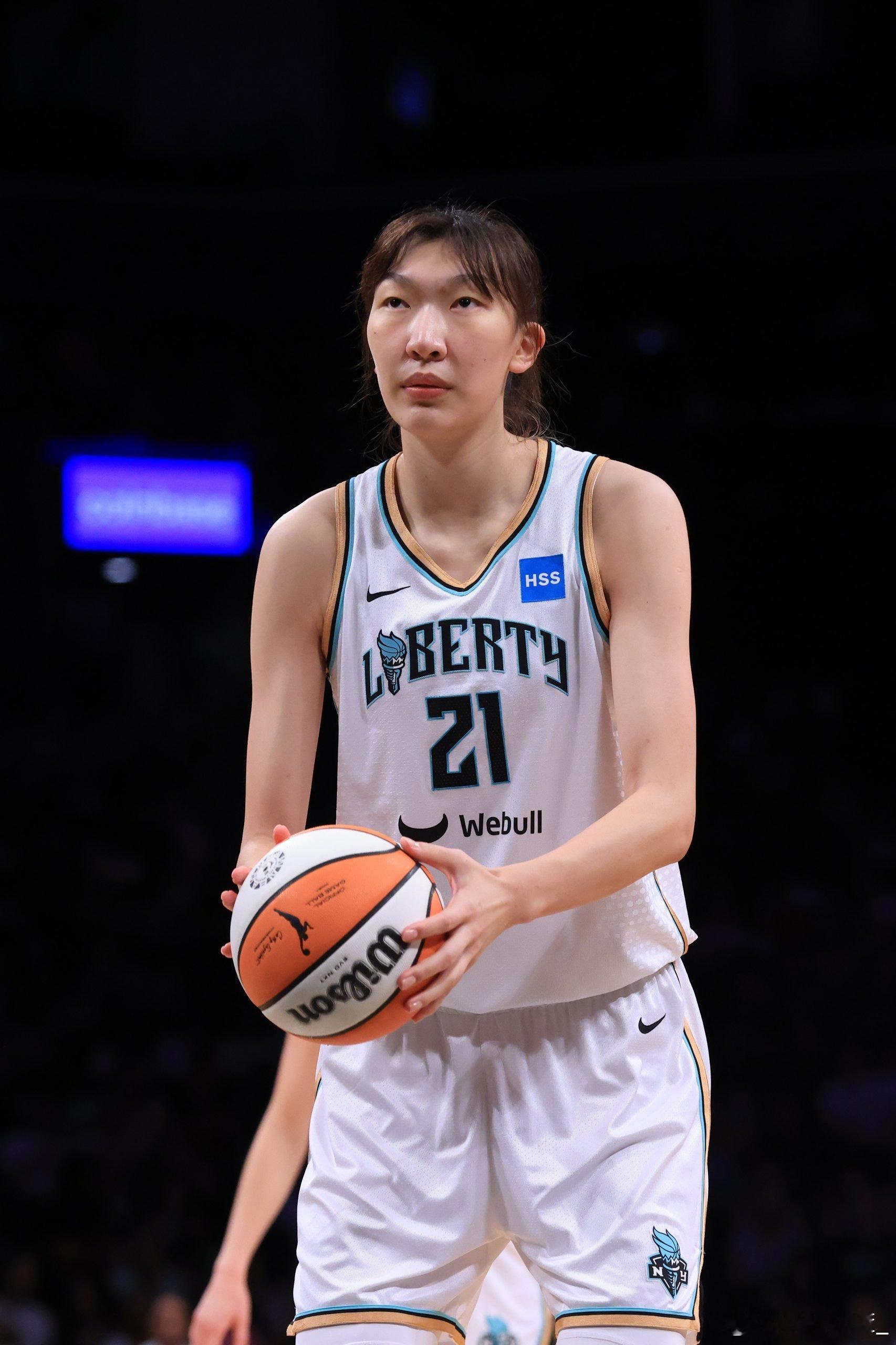 【韩旭签约自由人有望回归WNBA正赛】近日，据记者Myles消息，韩旭与纽约自