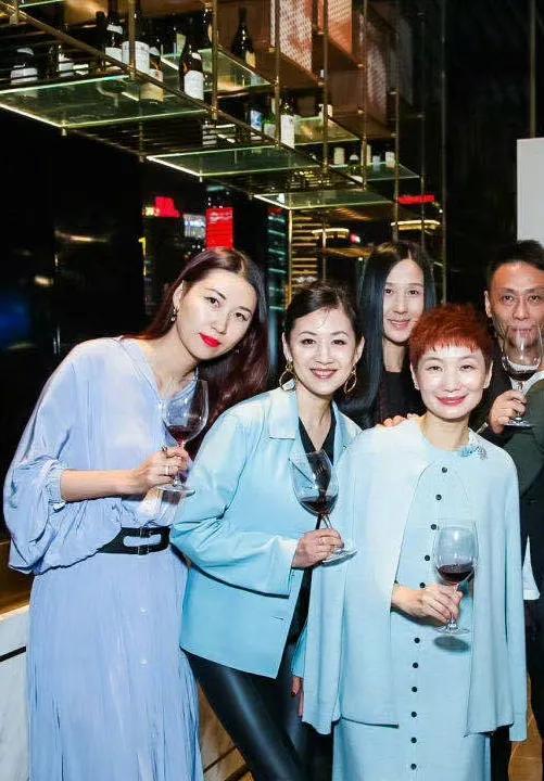 她是章泽天的学习榜样吧？董卿、周涛都没她好命！同样是有才的美女嫁给富商，她比章泽