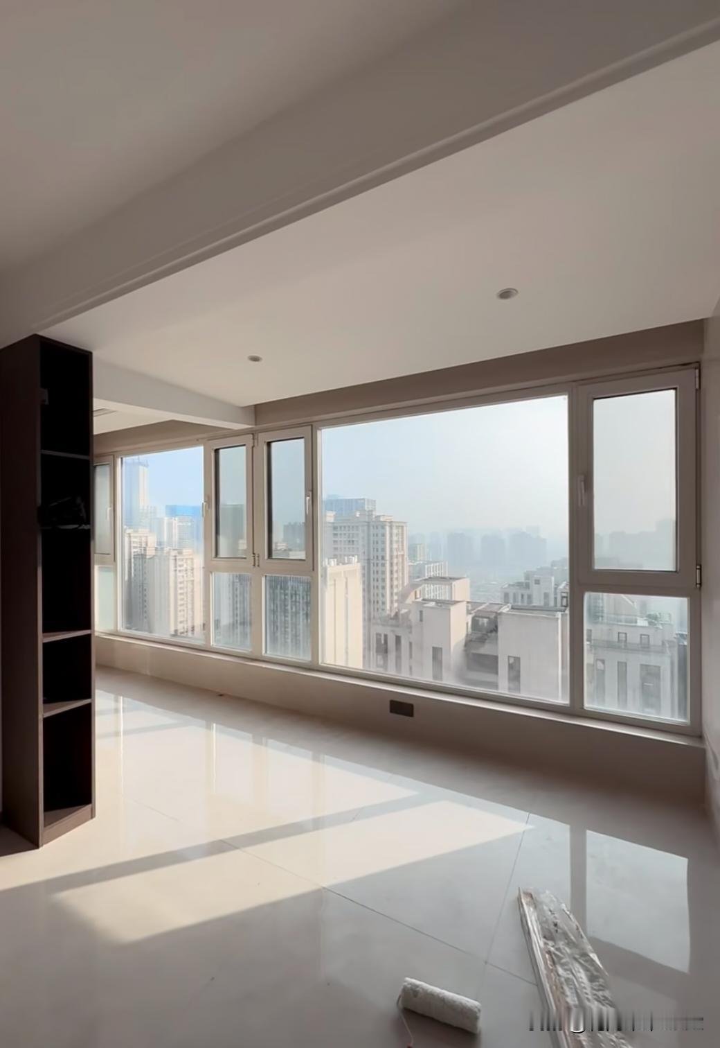 办公室小李带我们去看她的婚房，32岁的她终于要结婚了。看房过程中她说这