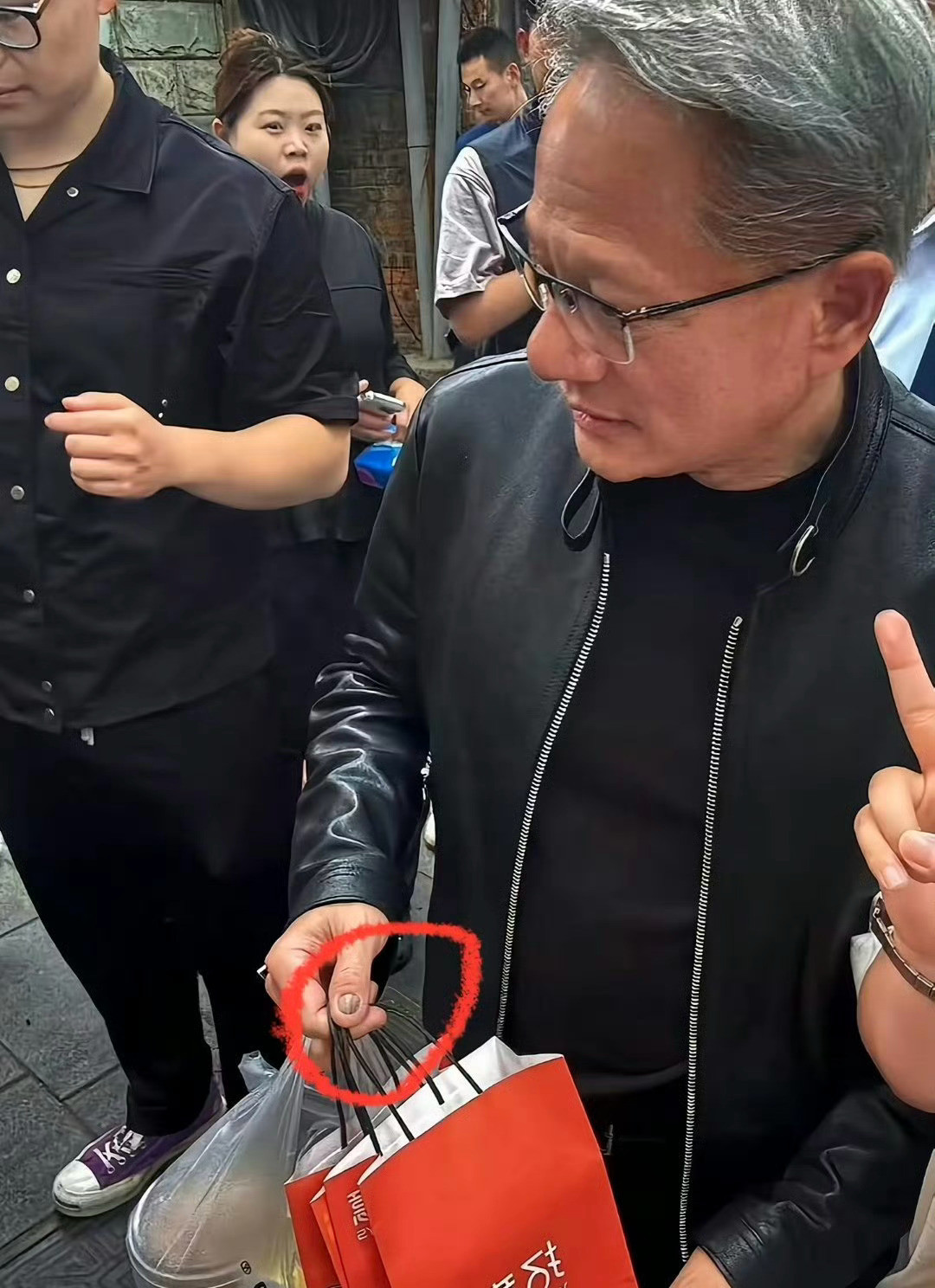 万亿富豪黄仁勋近期逛南锣鼓巷被网友发现疑似得了灰指甲。得了灰指甲，一个传染俩！跟